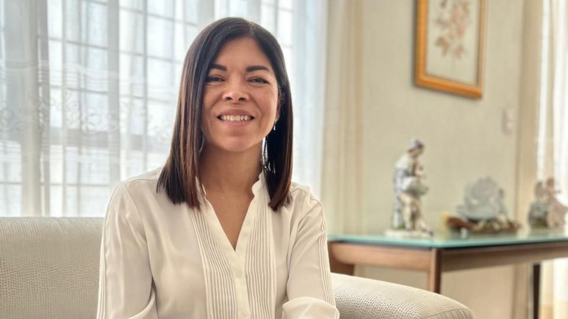 Martha Adriana vestía una chamarra color verde, camisa color negro, pantalón azul con estampado de estrellas y zapatos negros