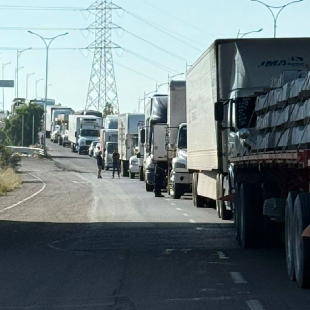 Bloqueos carreteros durante la madrugada continúan afectando el tráfico en Zacatecas.