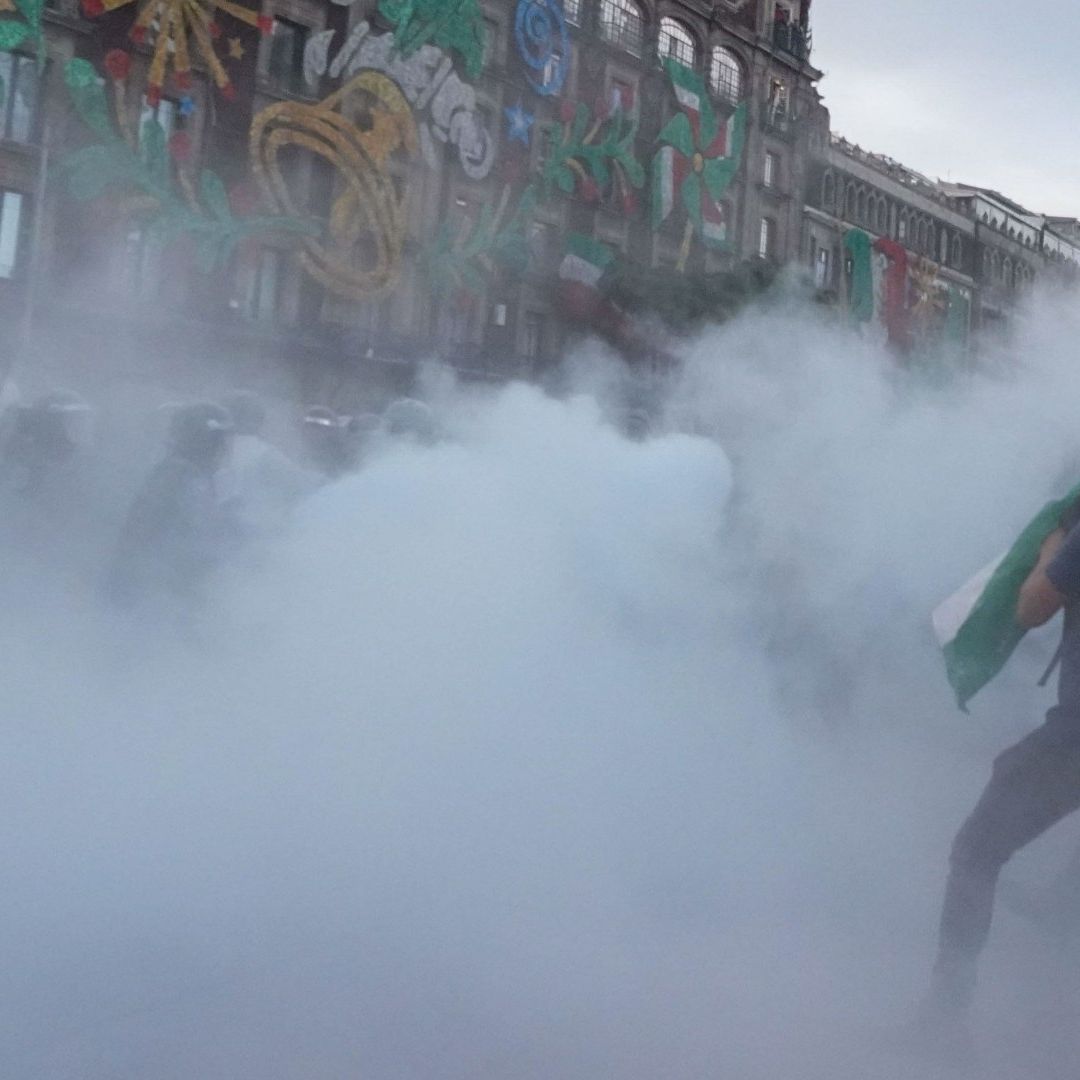 Miembros del ‘Bloque Negro’ se enfrentaron con policías y causaron destrozos en el Centro Histórico de CDMX, el 2 de octubre de 2025. Foto: Cuartoscuro