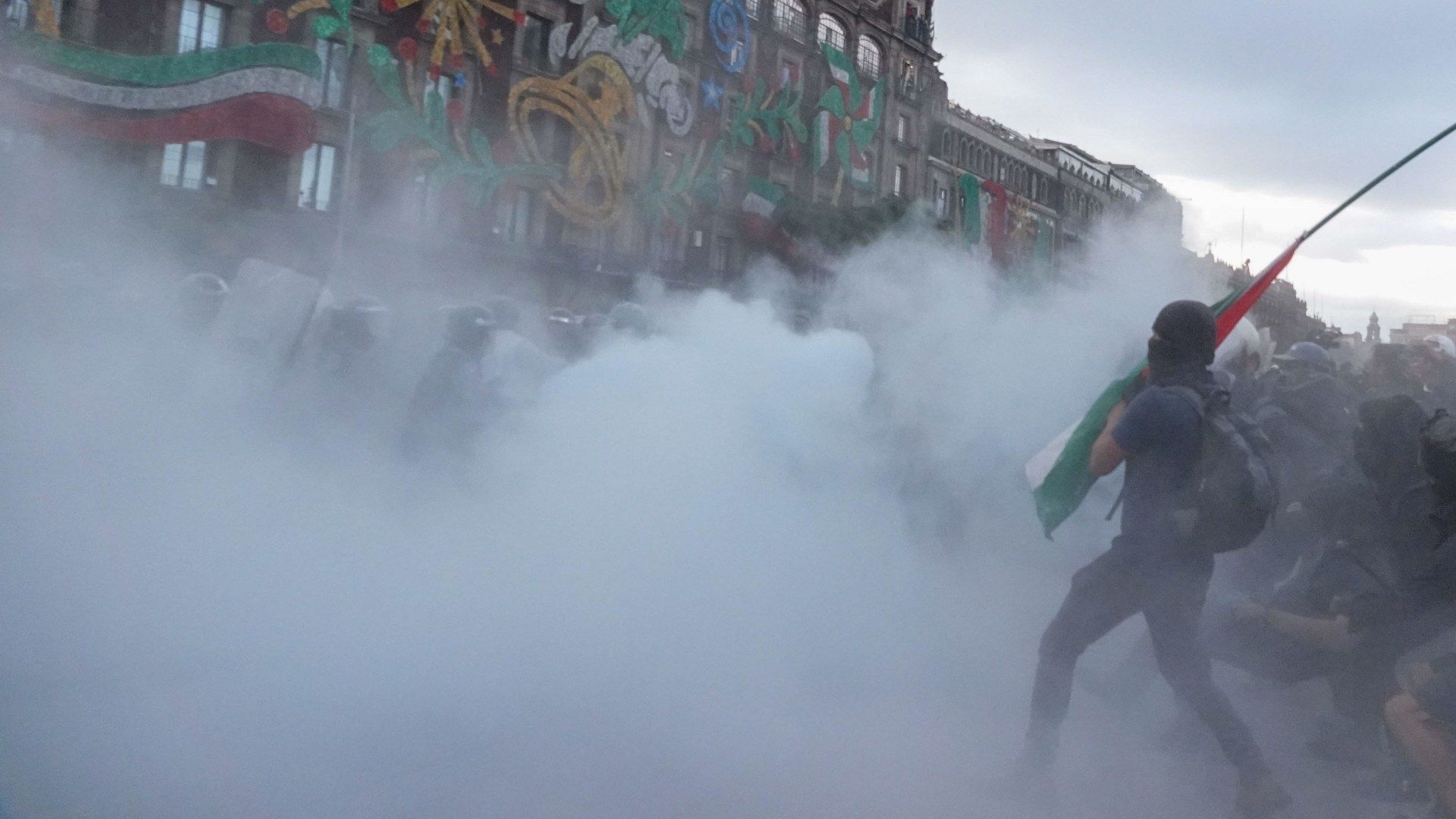 Miembros del ‘Bloque Negro’ se enfrentaron con policías y causaron destrozos en el Centro Histórico de CDMX, el 2 de octubre de 2025. Foto: Cuartoscuro