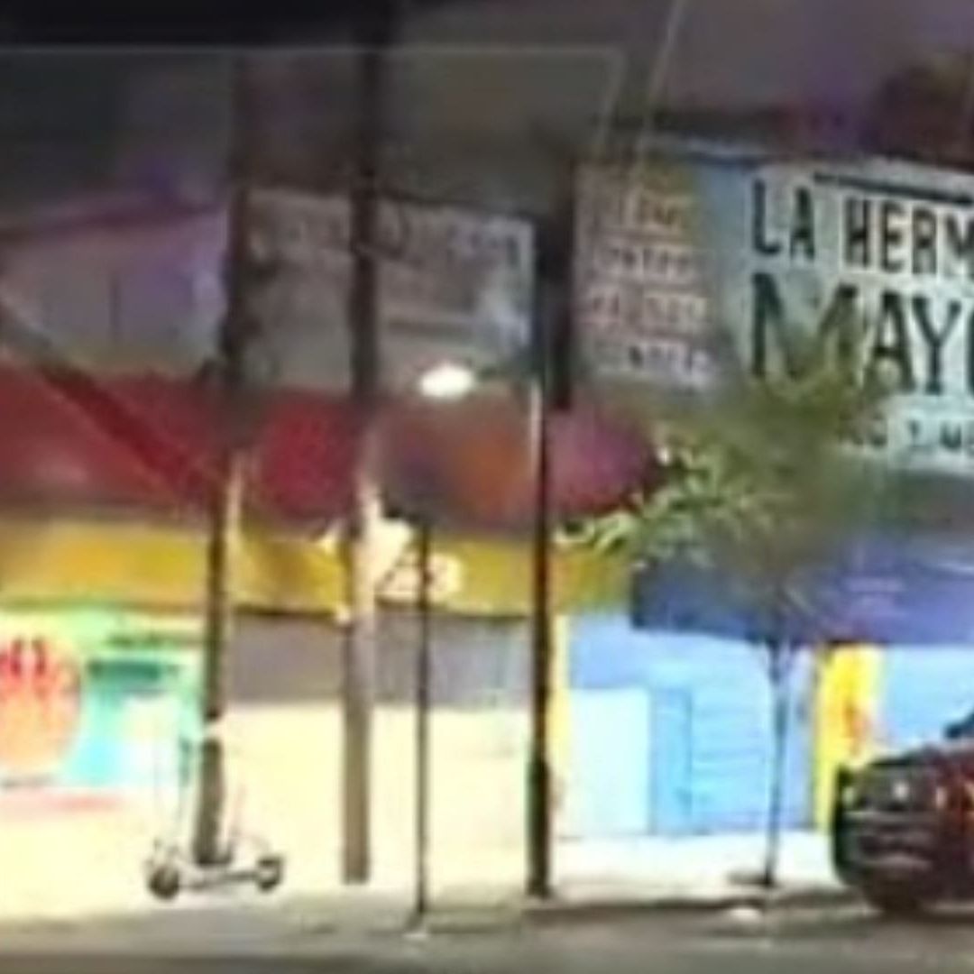 Policía disparando a presunto delincuente