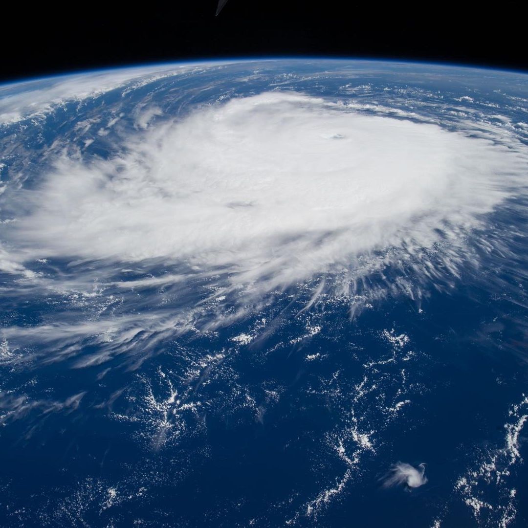 Una imagen de una tormenta tropical vista desde el espacio.