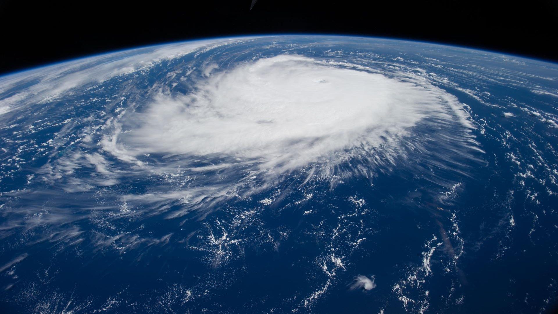 Una imagen de una tormenta tropical vista desde el espacio.