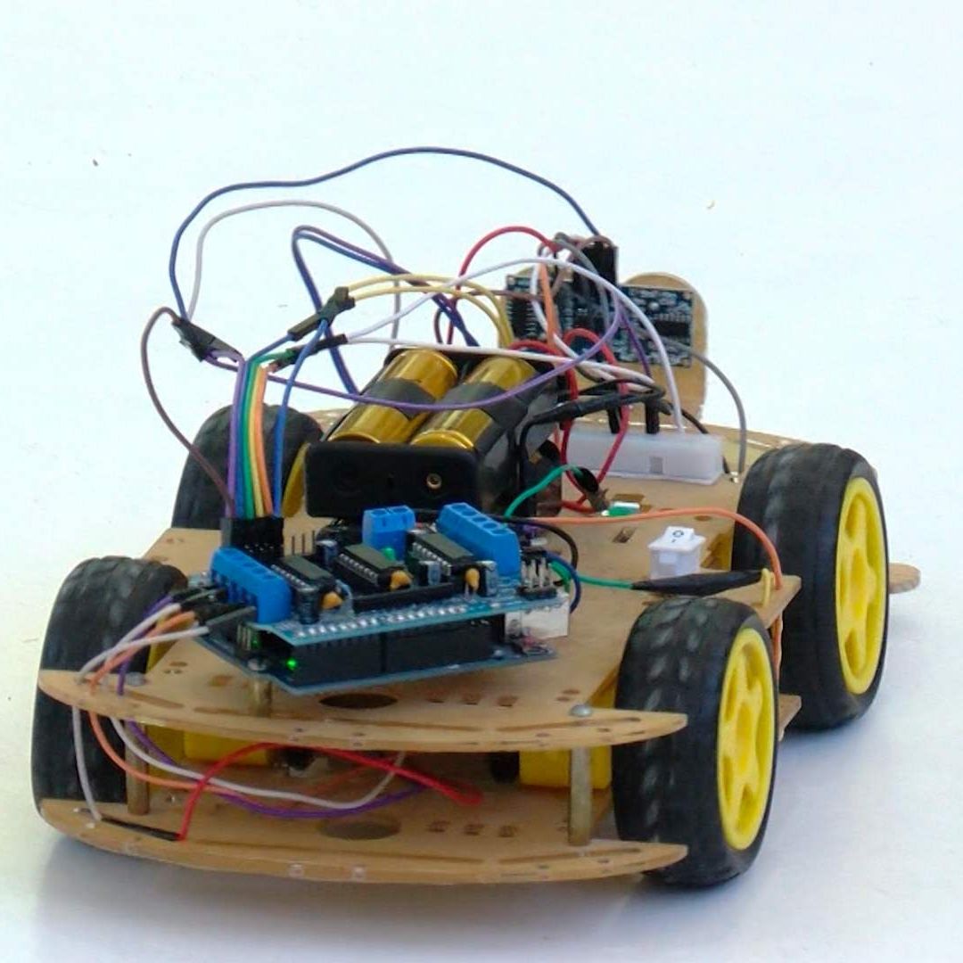 Adolescentes construyen robots
