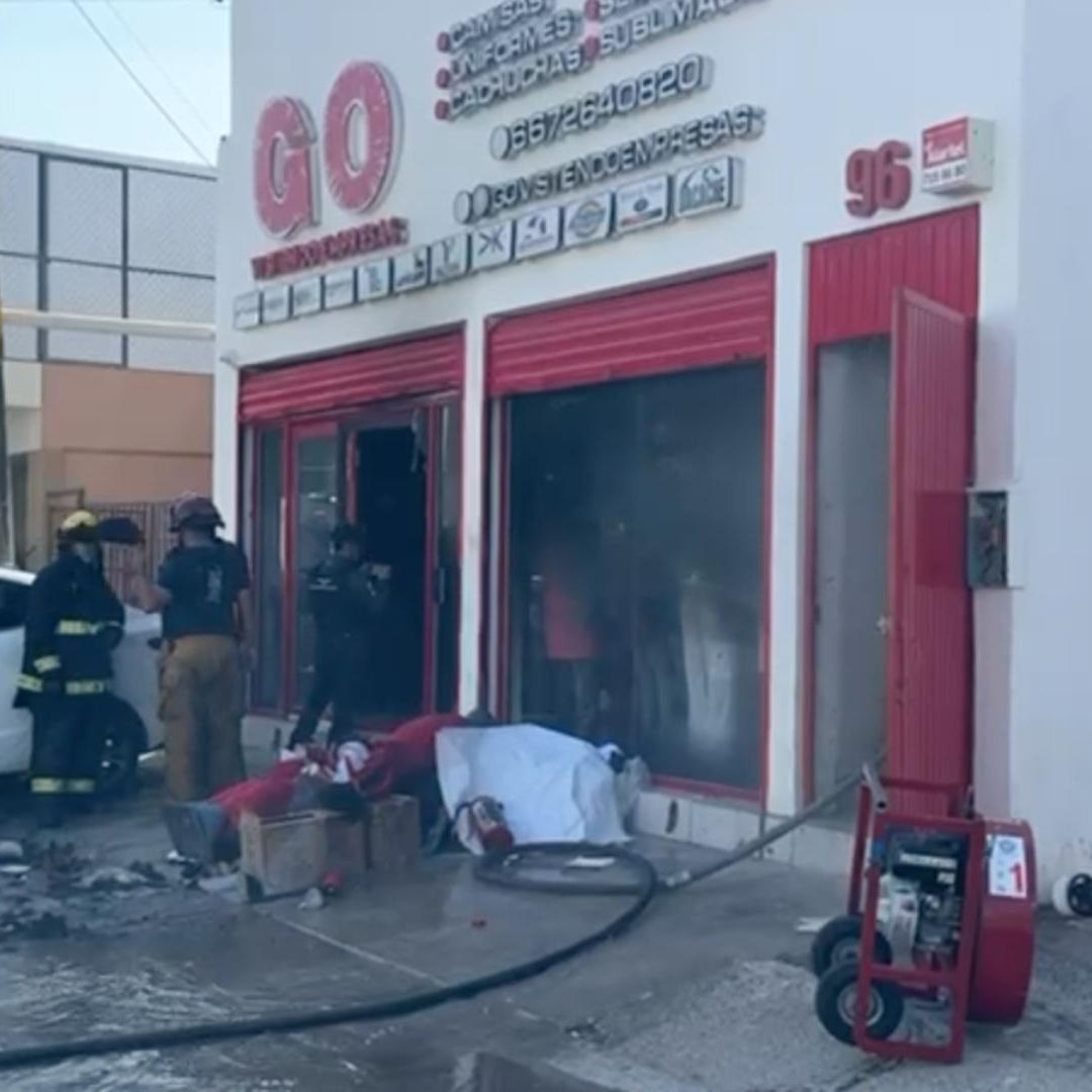 Incendian con Gasolina Negocio de Uniformes en Culiacán; Había Trabajadores Dentro