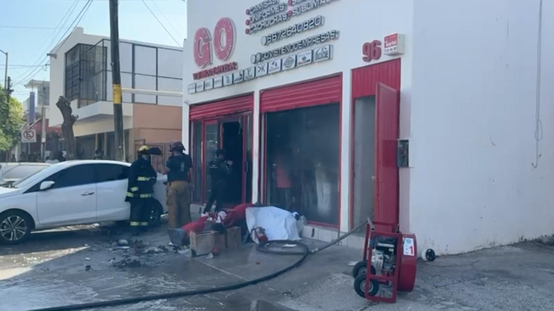 Incendian con Gasolina Negocio de Uniformes en Culiacán; Había Trabajadores Dentro
