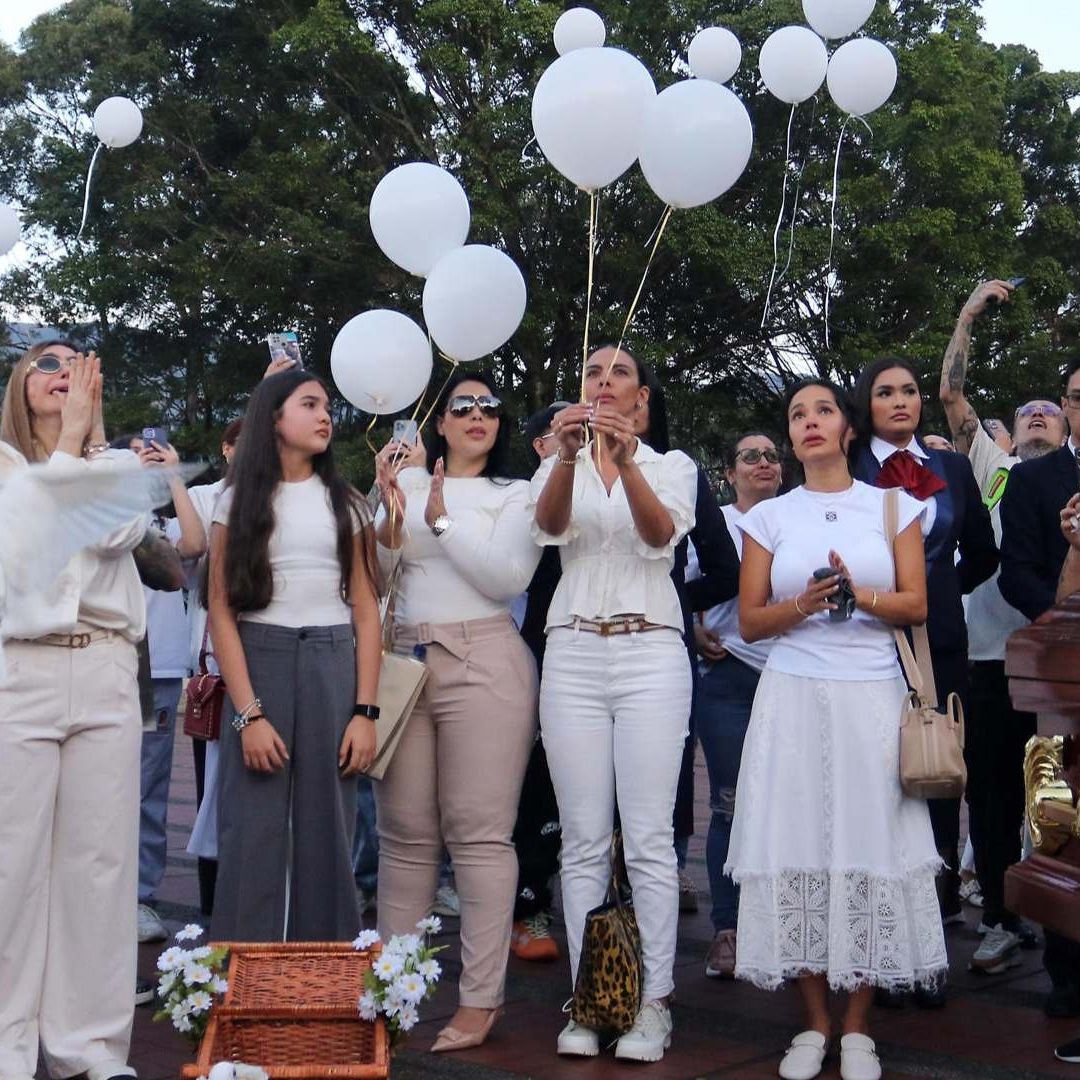 Con Globos y Palomas Blancas Despiden a B King, Cantante Colombiano Asesinado