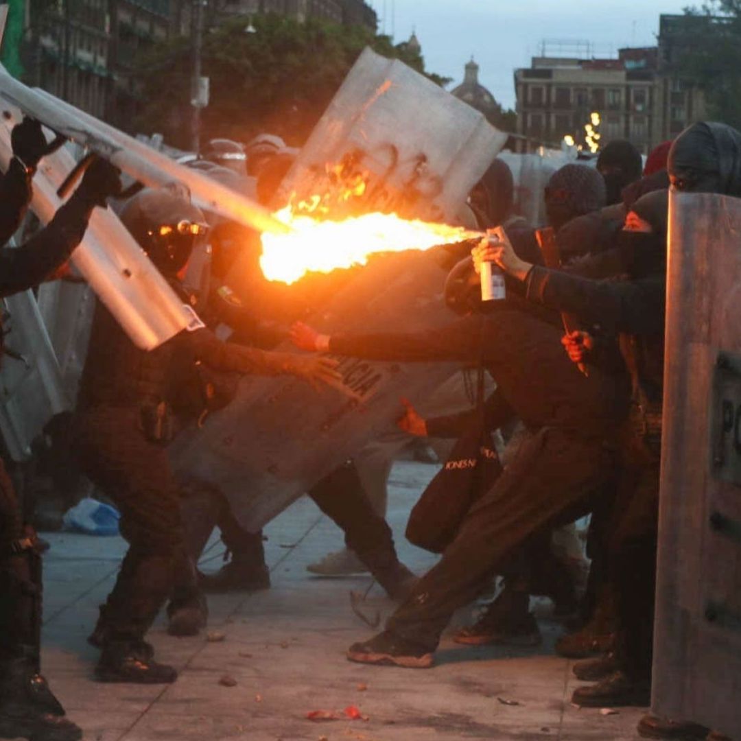 ¿Qué es el Bloque Negro que Causó Destrozos y Agredió a Policías en Marcha del 2 de Octubre?