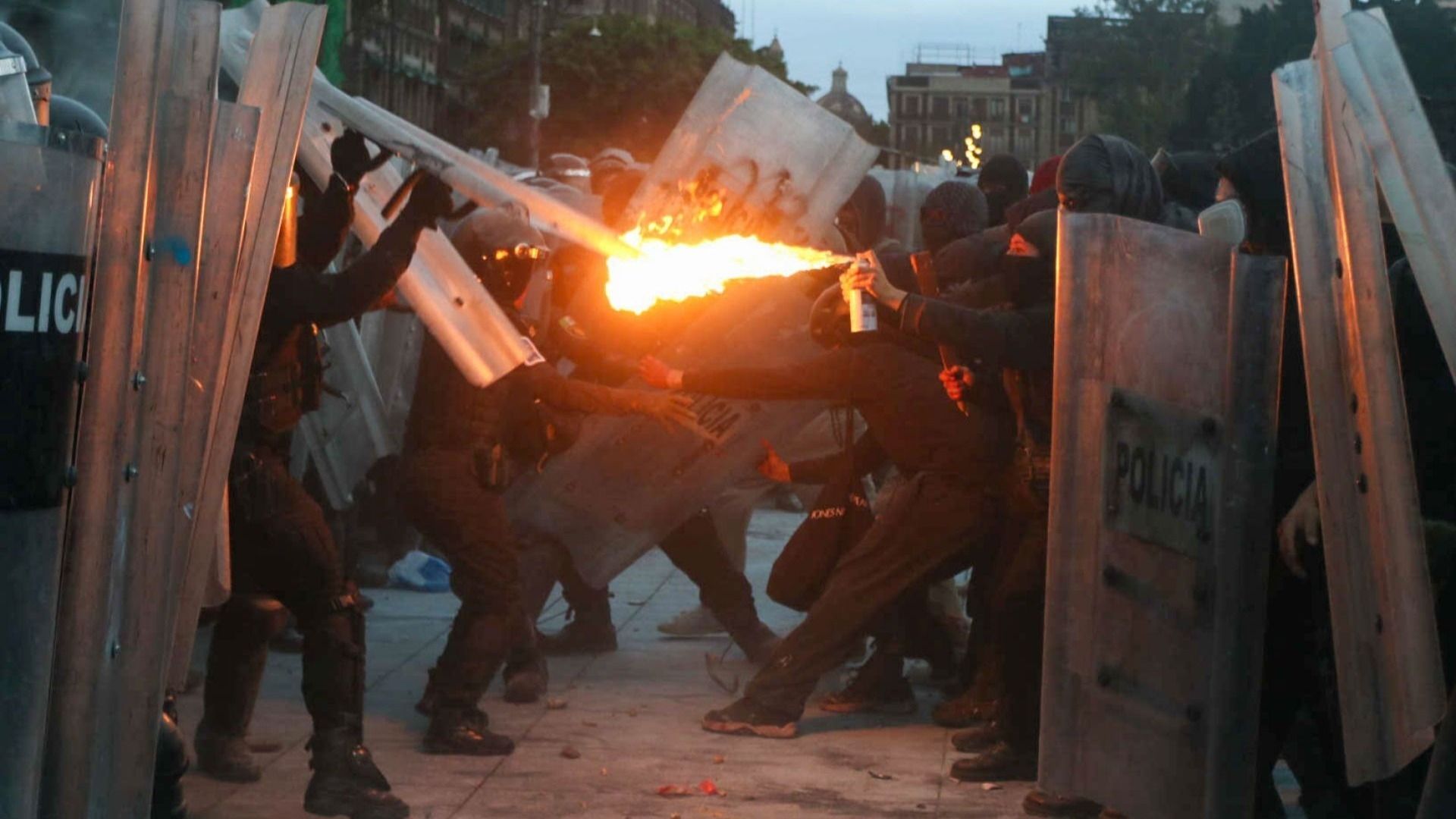 ¿Qué es el Bloque Negro que Causó Destrozos y Agredió a Policías en Marcha del 2 de Octubre?