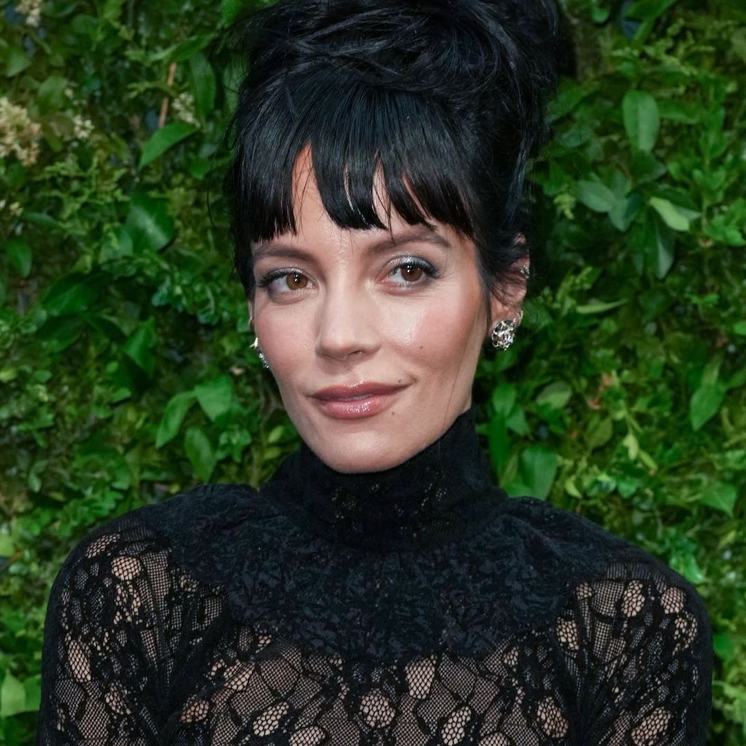Lilly Allen en una alfombra roja en 2024