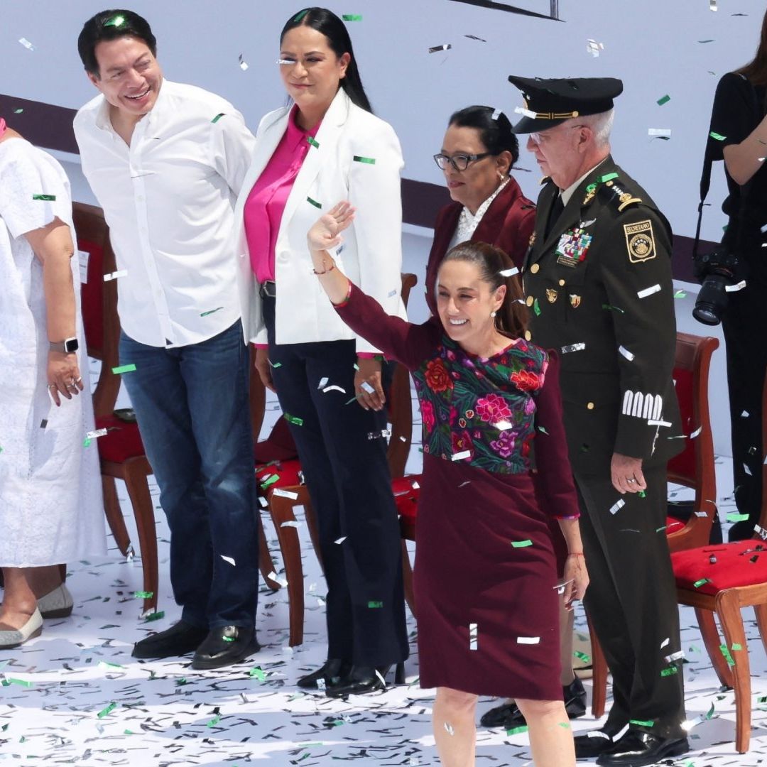 La presidenta de México a punto de llegar al presidium.
