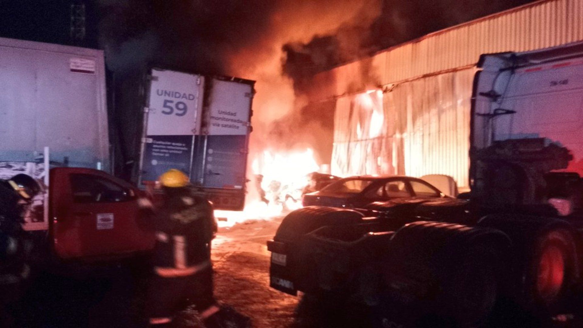 Incendio de Taller Mecánico de Tráileres en Corredor Industrial La Ciénega en Puebla: Varios Vehículos se Quemaron