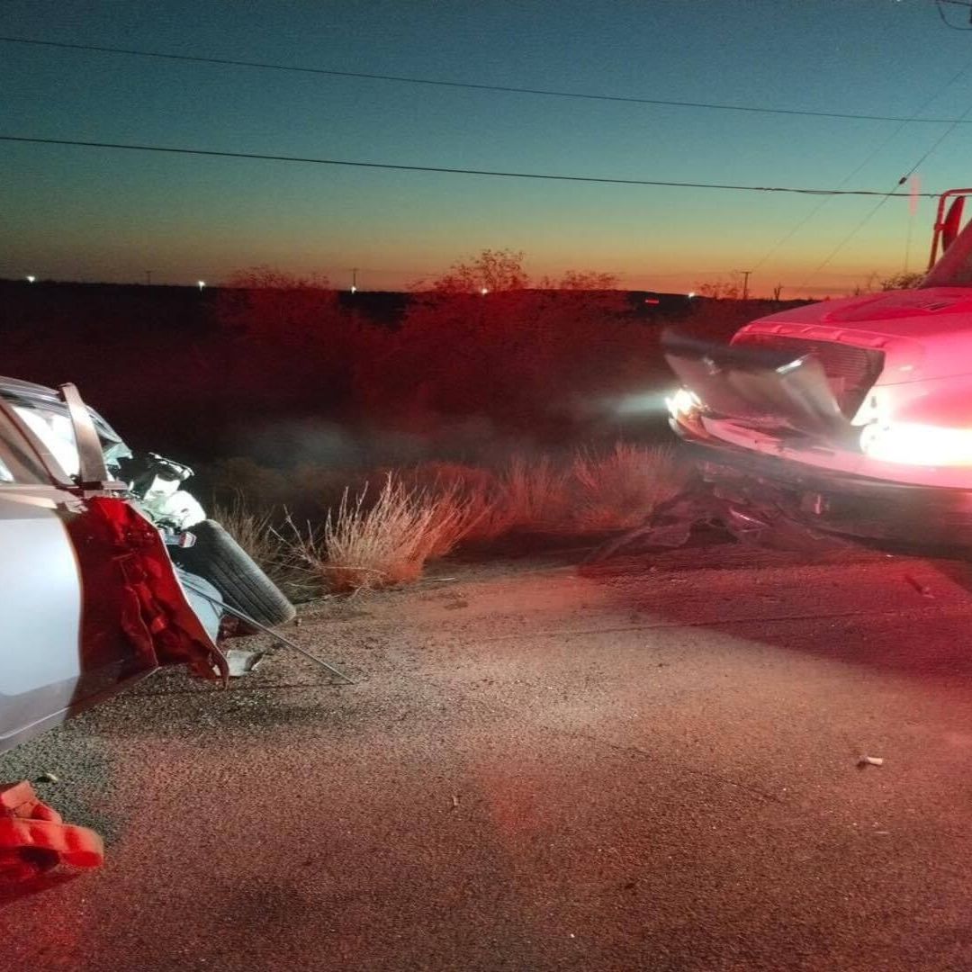 Choque entre Tractocamión y Auto Deja a Dos Lesionados en Carretera a Bahía de Kino