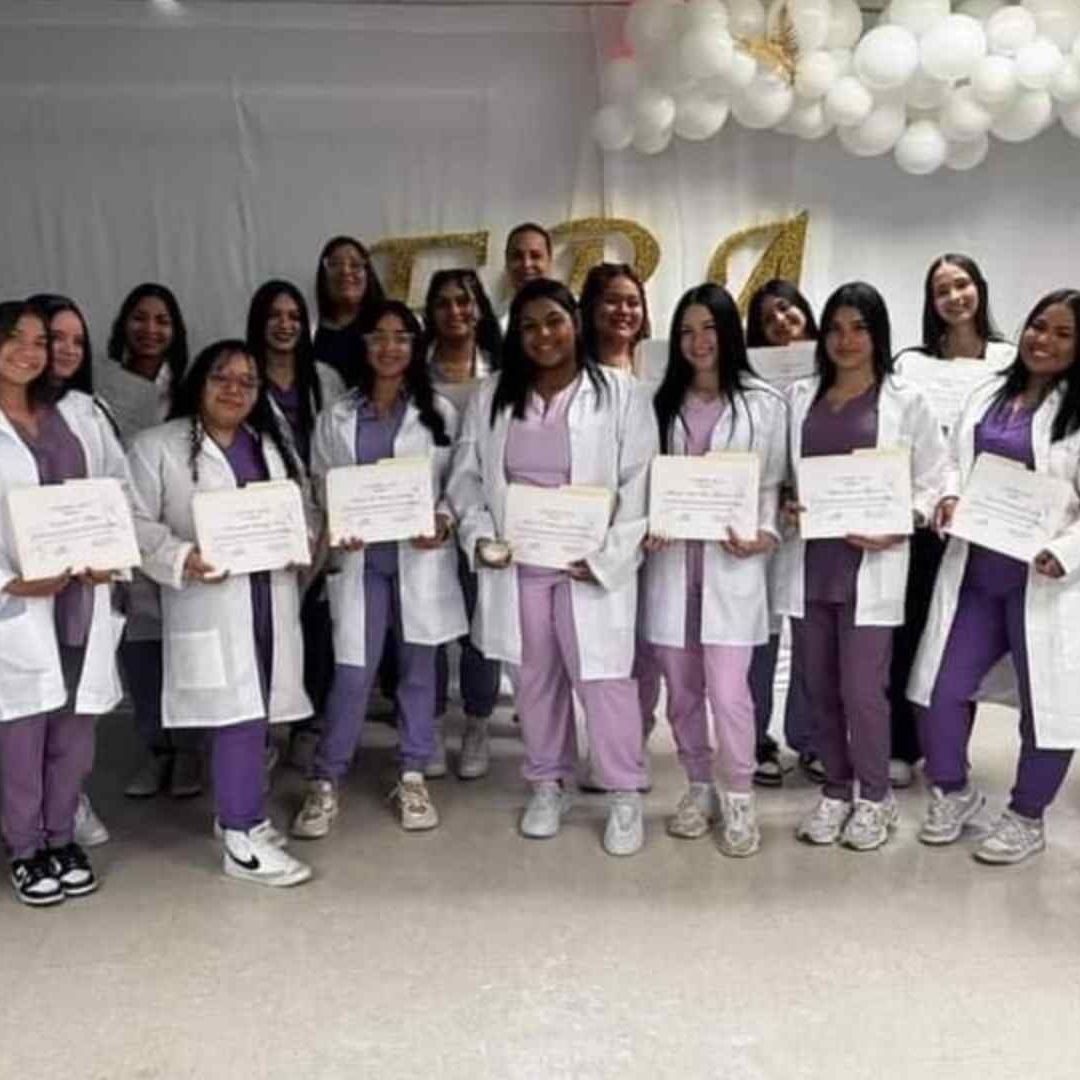 Estudiantes de belleza se imponen bata blanca en graduación