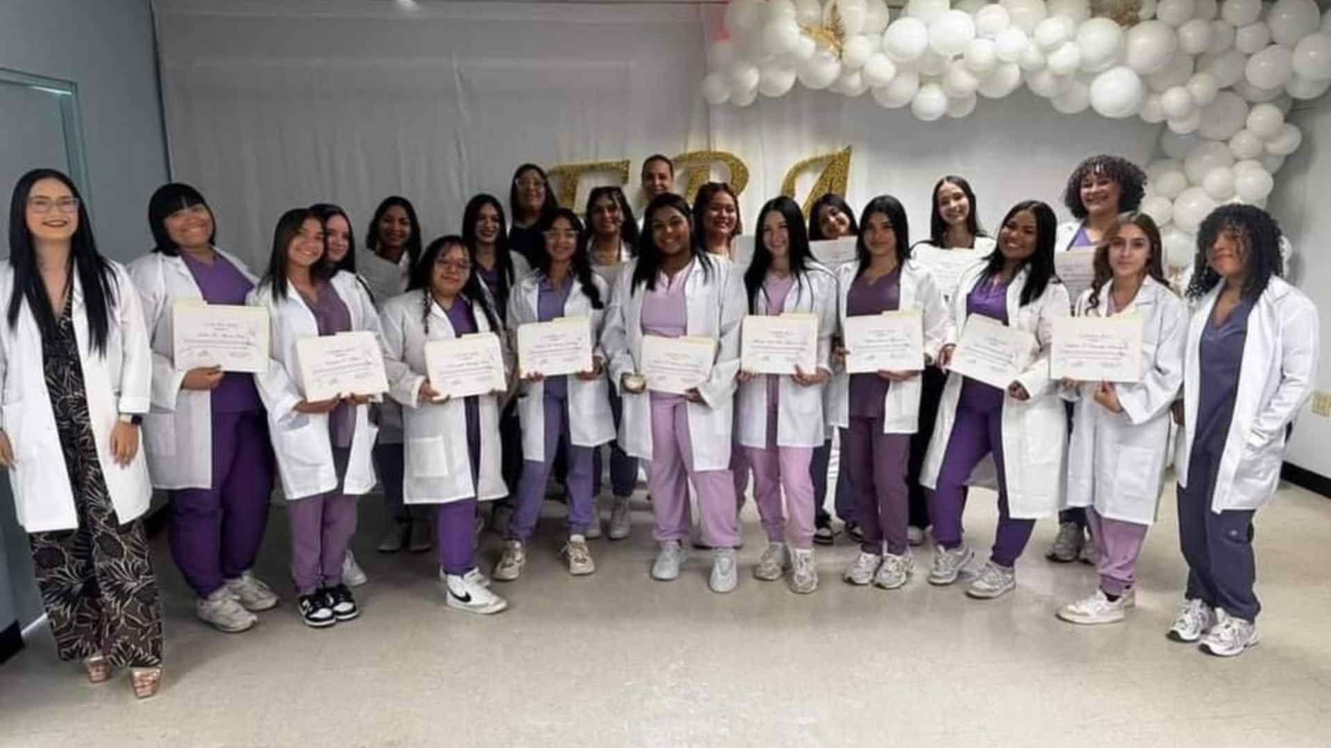 Estudiantes de belleza se imponen bata blanca en graduación