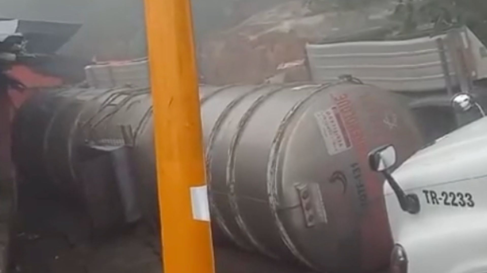 Derrumbe causa filas kilométricas en la zona de las Cumbres de Maltrata.
