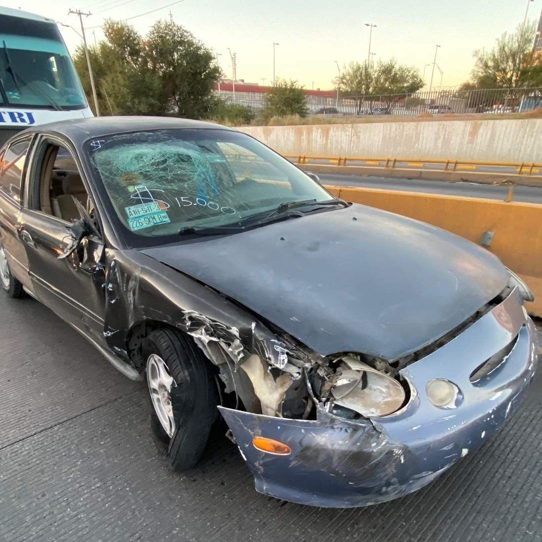 Sujeto Choca Contra Camión con Auto en Venta y se Da a la Fuga en Ciudad Juárez