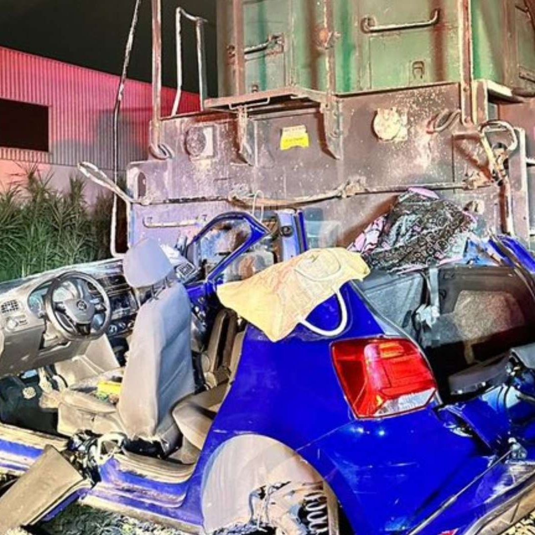 Mujer Muerta y Otra Prensada con Vida por Impacto de Tren contra un Auto en Puebla