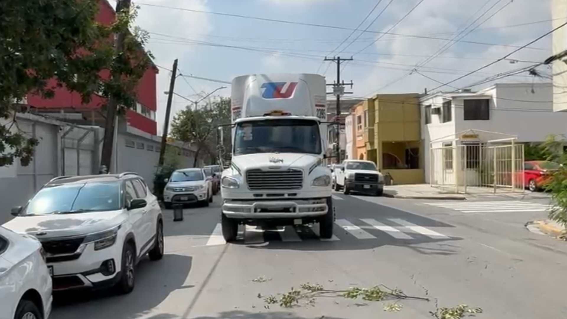 Trailer intentaba huir tras derribar un poste y cámaras en monterrey