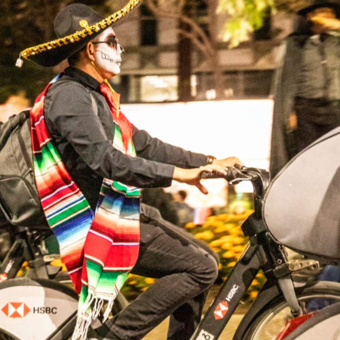 Catrinas y Calaveras Ruedan en CDMX: Así se Vivió el Paseo Nocturno por el Día de Muertos