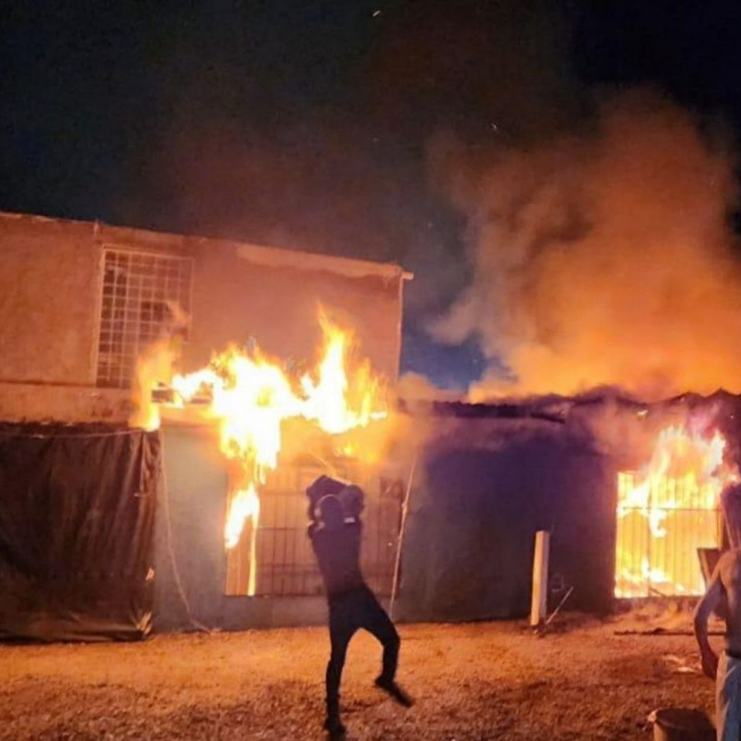 Vecinos apagan fuego con cubetas de agua