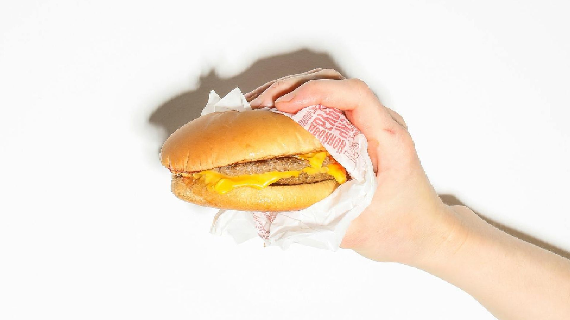 Después de Un Muerto y Decenas de Intoxicados, McDonald's Reanuda Venta de Hamburguesas