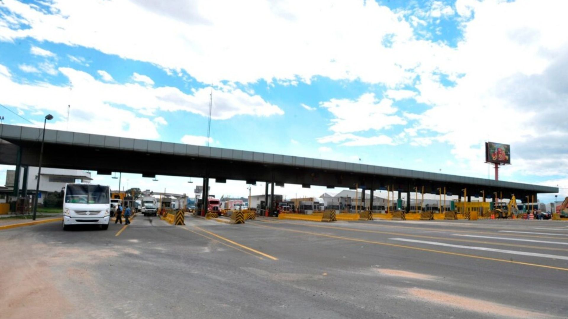 Un casa de cobre de una carretera, hay autos formados.