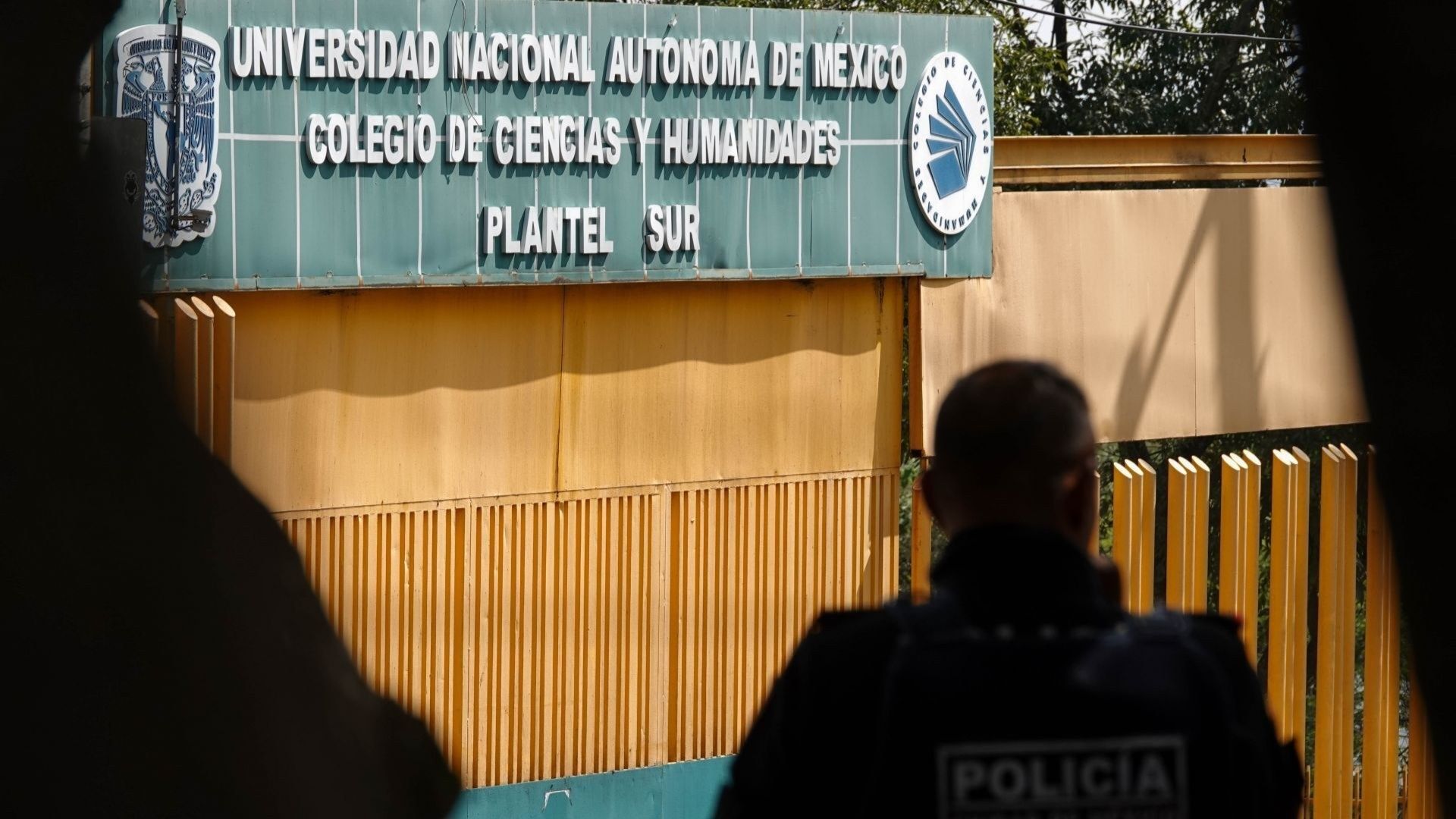 Policías frente a la entrada del CCH Sur