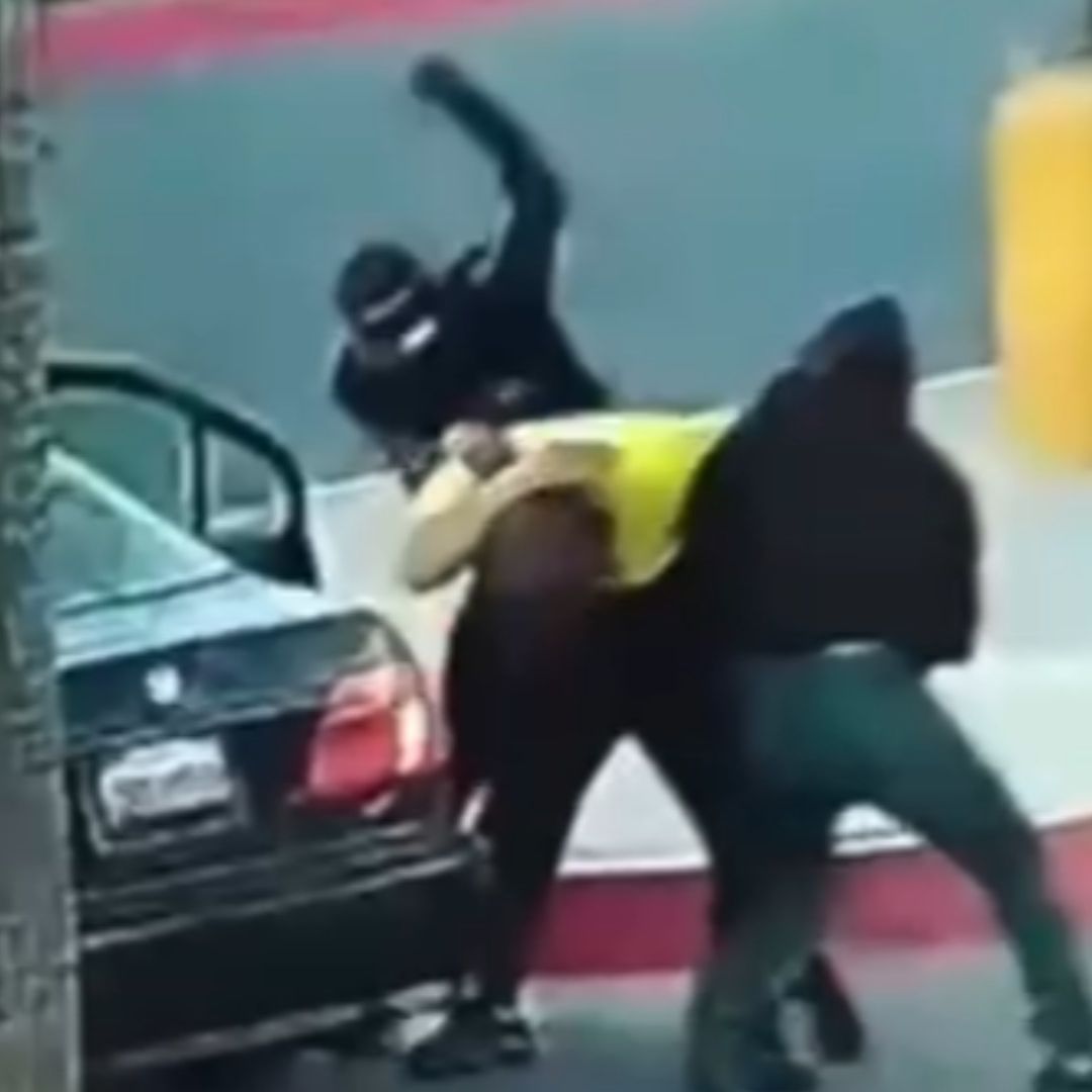 Sujetos Armados Aguardan en Estacionamiento y Asaltan a Golpes a Hombre