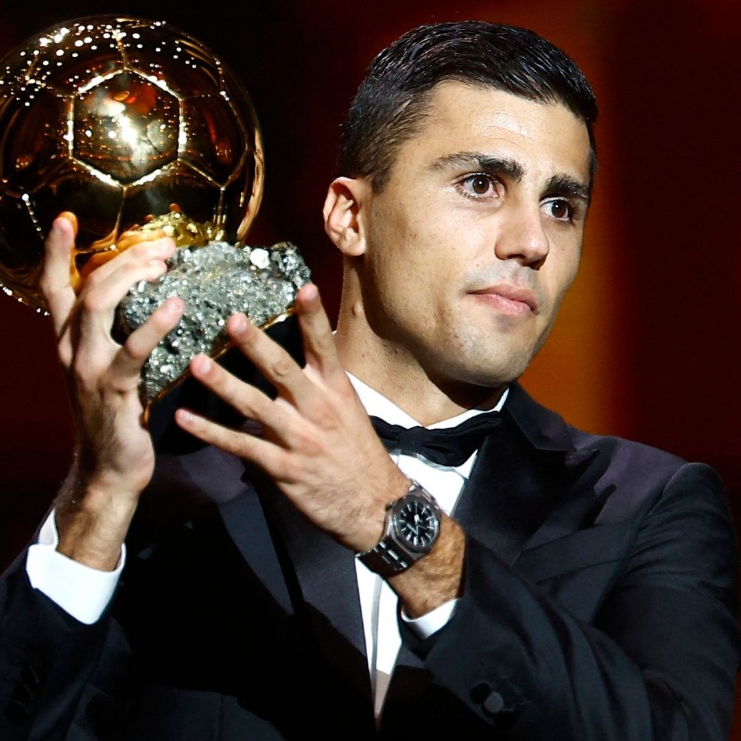 Rodrigo Hernández, 'Rodri', levanta el Balón de Oro 2024 en ceremonia realizada en París, Francia