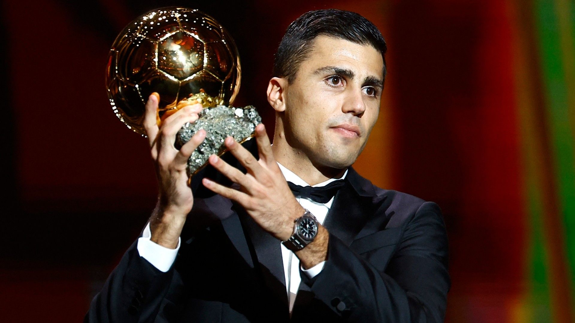Rodrigo Hernández, 'Rodri', levanta el Balón de Oro 2024 en ceremonia realizada en París, Francia