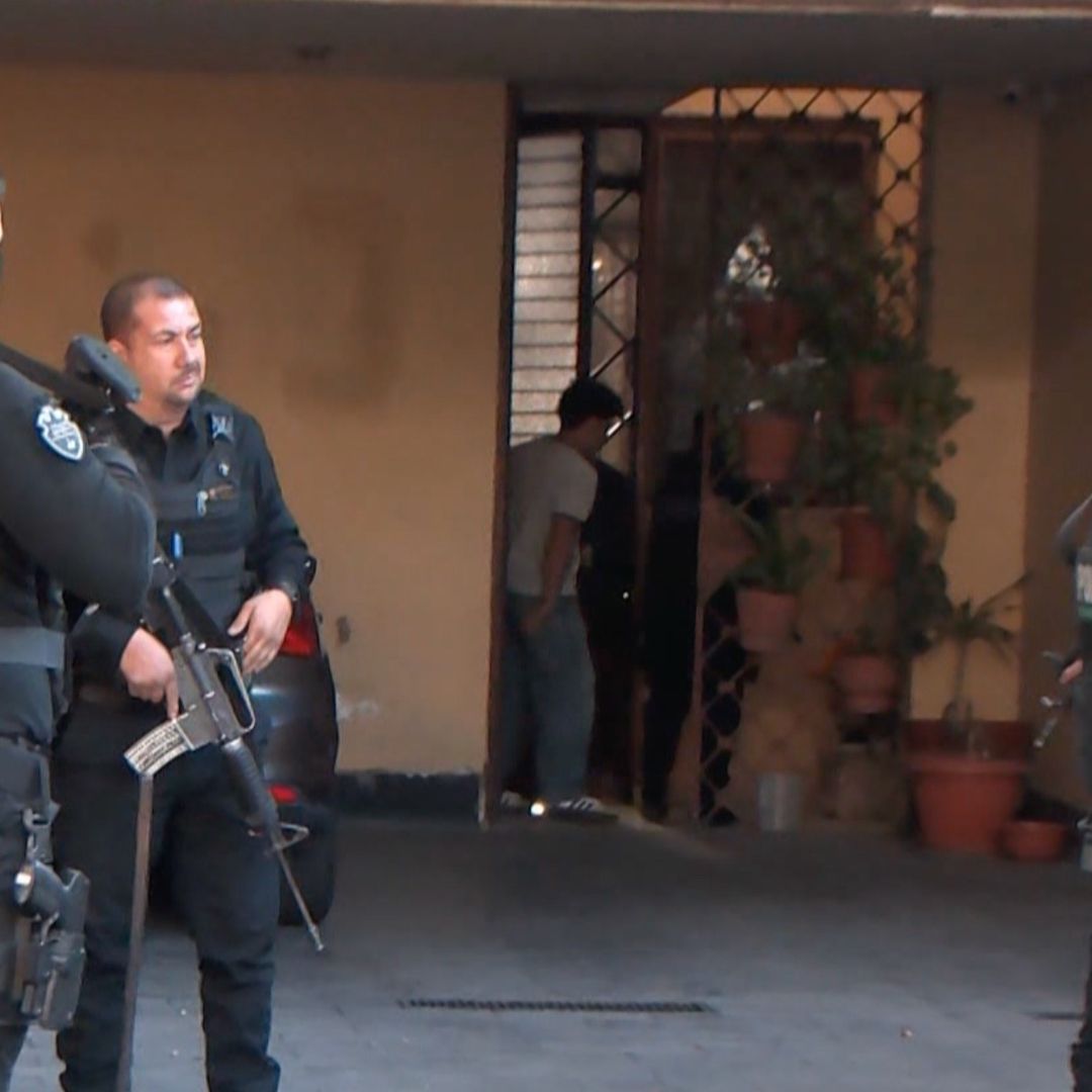 Detienen a Hijo que Asesinó a su Propia Madre con un Cuchillo Mientras Barría la Banqueta en Guadalajara