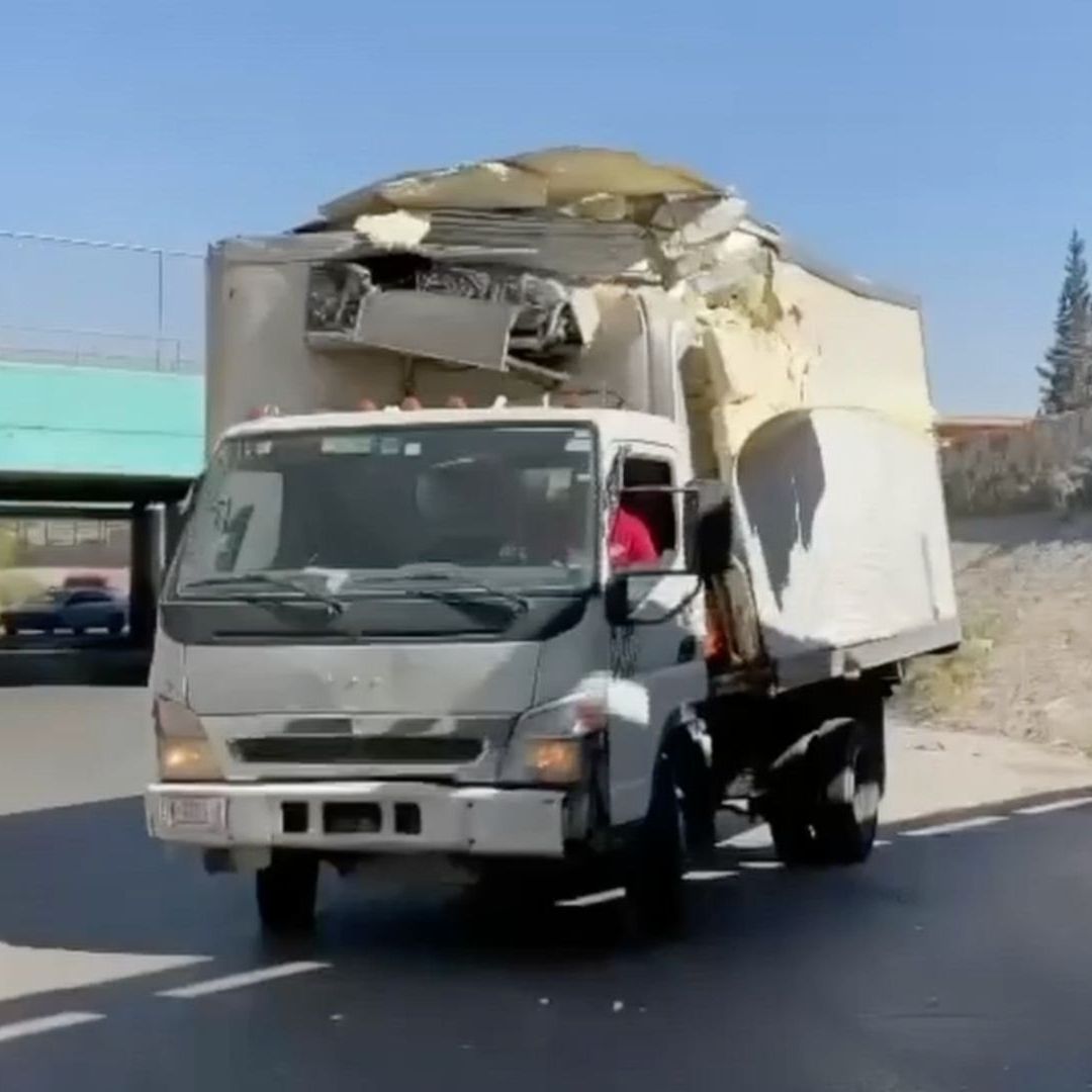 Camión que Transportaba Leche Choca 2 Veces Contra Puente por Exceder Altura