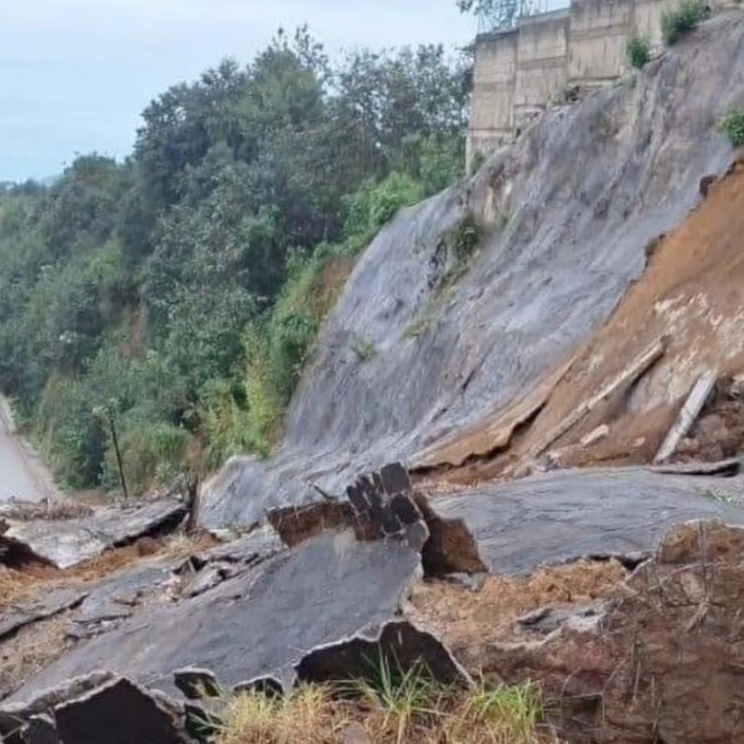 Derrumbe por Reblandecimiento de Tierra; Postes de Luz y Árboles Caídos . Foto: N+