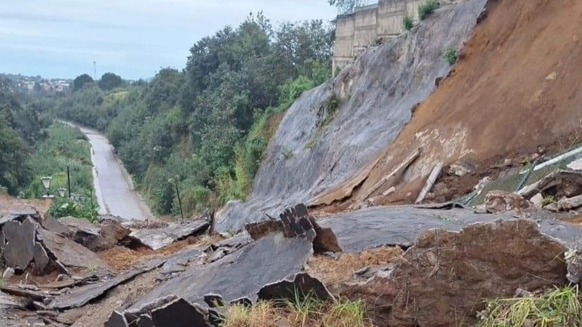 Derrumbe por Reblandecimiento de Tierra; Postes de Luz y Árboles Caídos . Foto: N+
