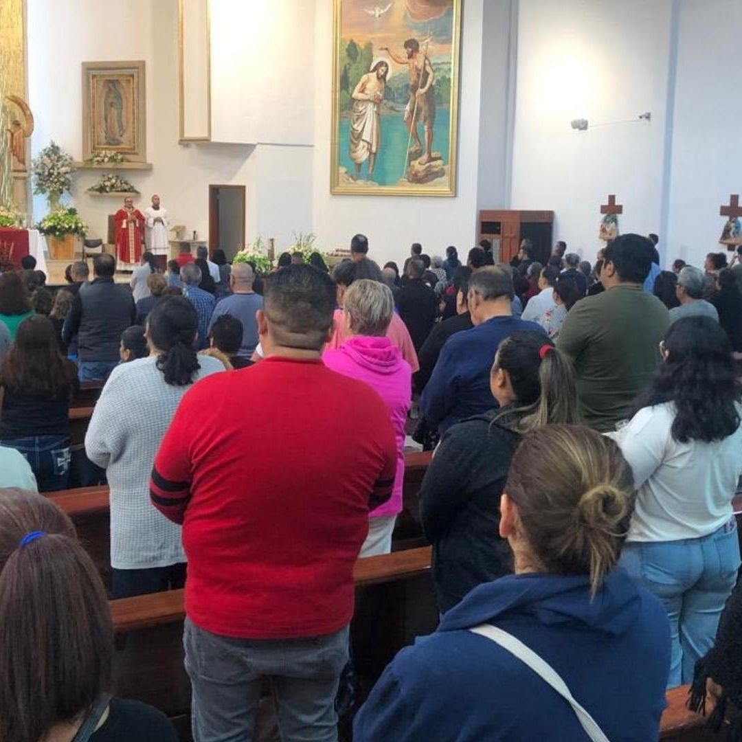 Feligreses congregados en honor a San Judas Tadeo en Ciudad Juárez