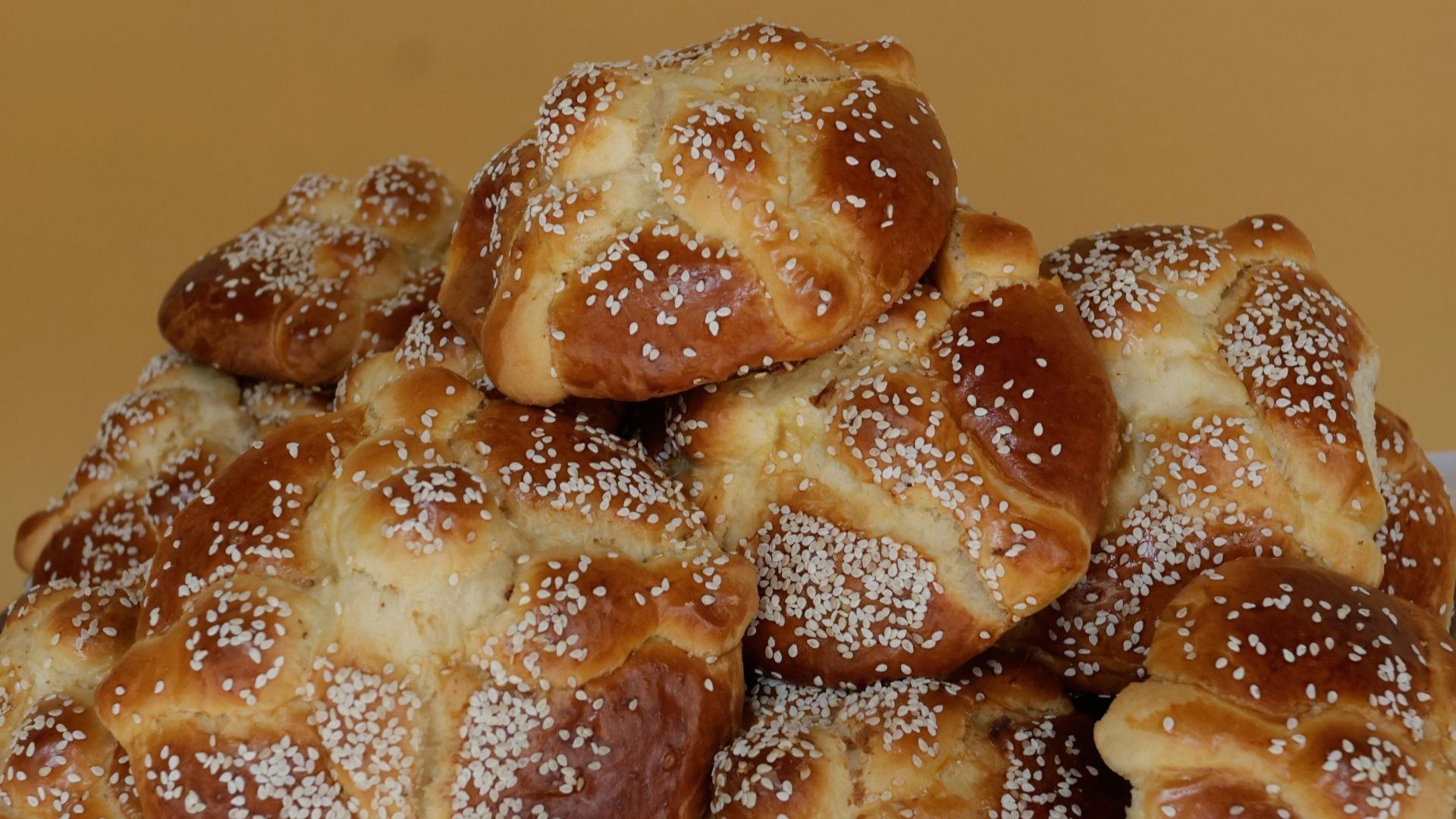 ¿Cuál es el Significado del Pan de Muerto? Por Esta Razón se Pone en la Ofrenda