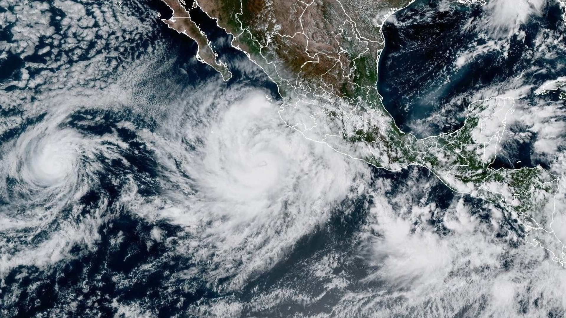 Imagen satelital de ciclones que rodean a México