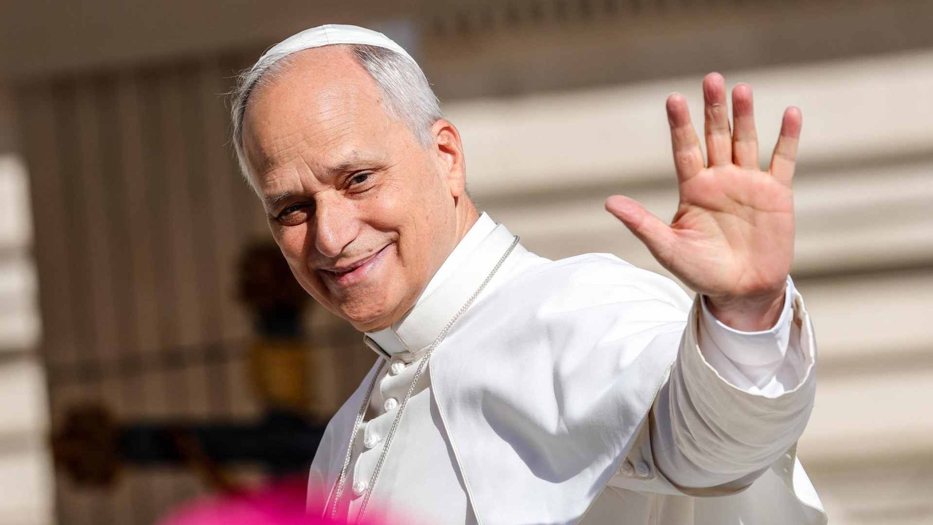 El Papa León XIV saluda a los fieles a su llegada a la Audiencia del Jubileo en la plaza de San Pedro