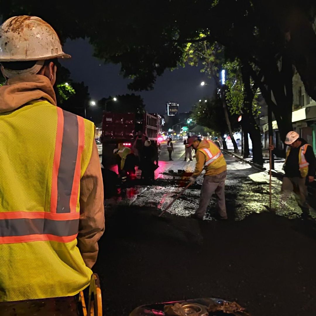 Trabajadores arreglando las calles.