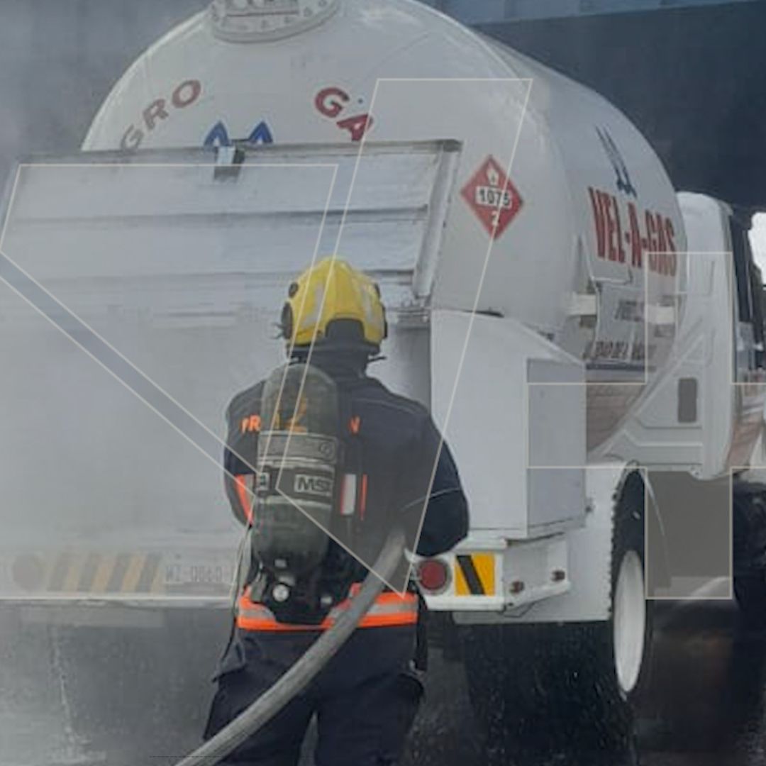 Cierre en la Autopista México-Puebla por Fuga de Gas LP en una Pipa