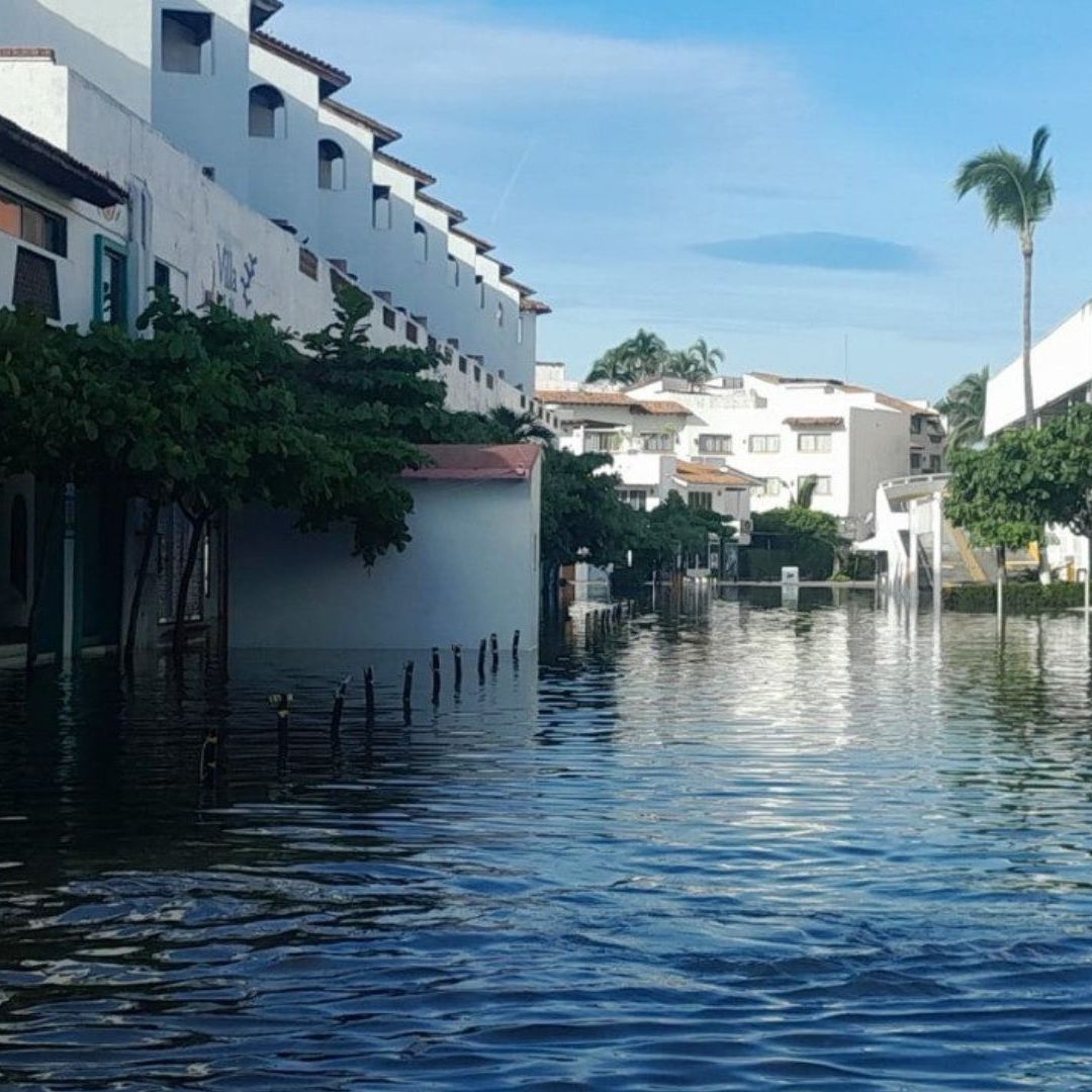 Reportan marea alta en Puerto Vallarta tras el paso del huracán Priscilla