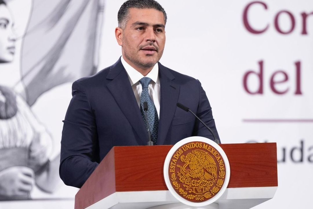 Un hombre habla en un micrófono