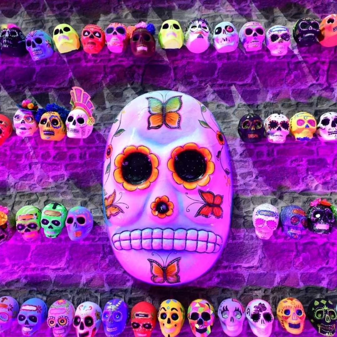 Exhiben en el Estado de México ofrenda monumental con mil cráneos humanos