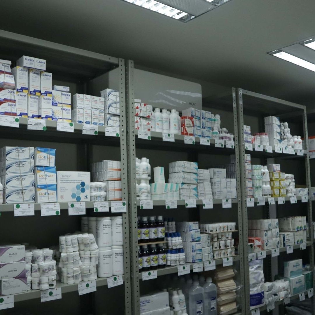 Varios medicamentos en un mueble.