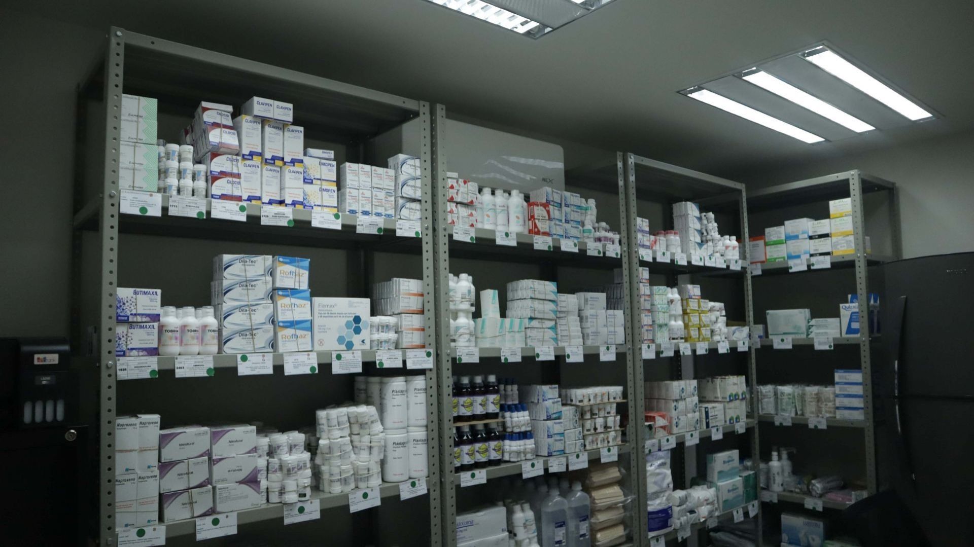 Varios medicamentos en un mueble.