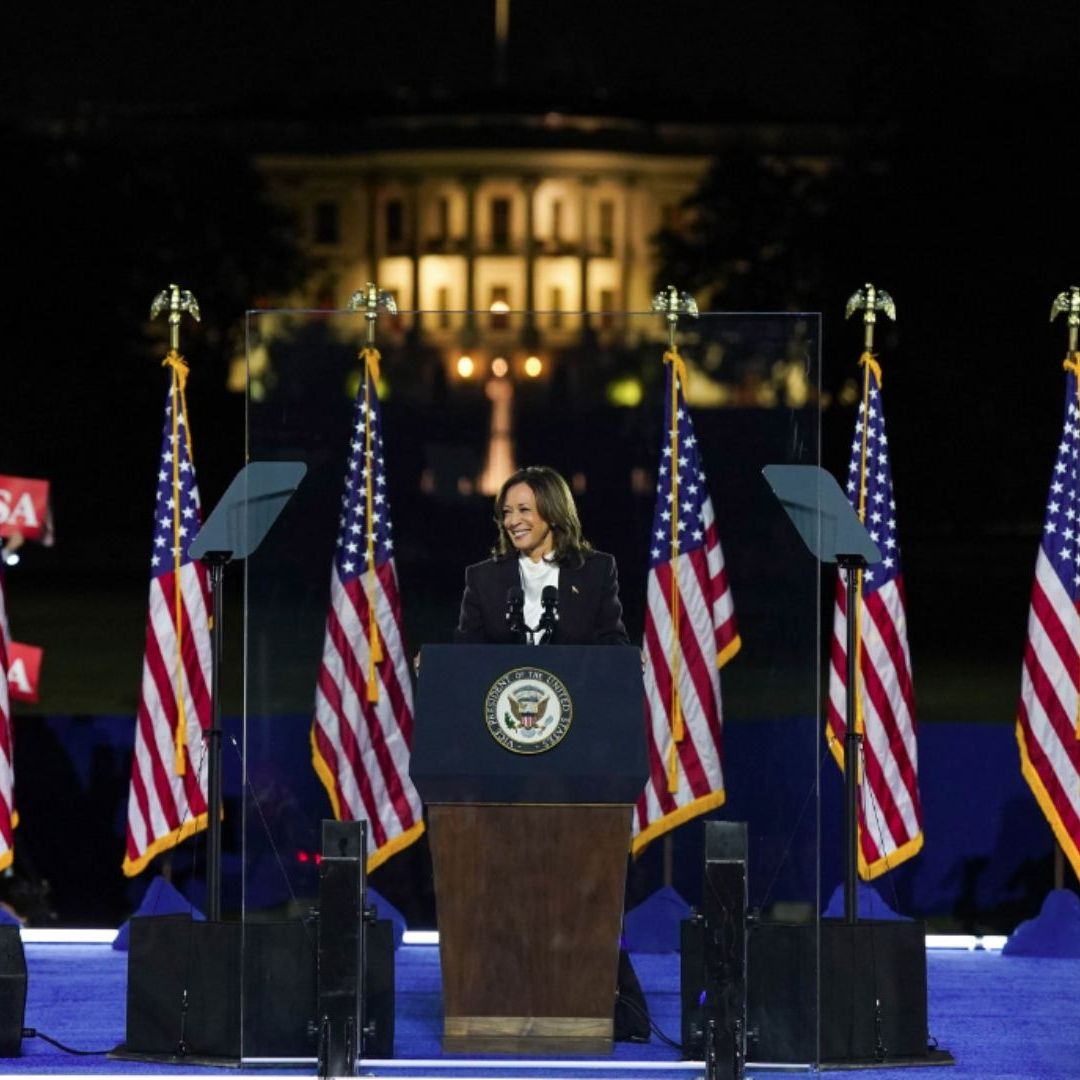 La candidata demócrata a la presidencia de Estados Unidos, Kamala Harris, en mitin en Washington