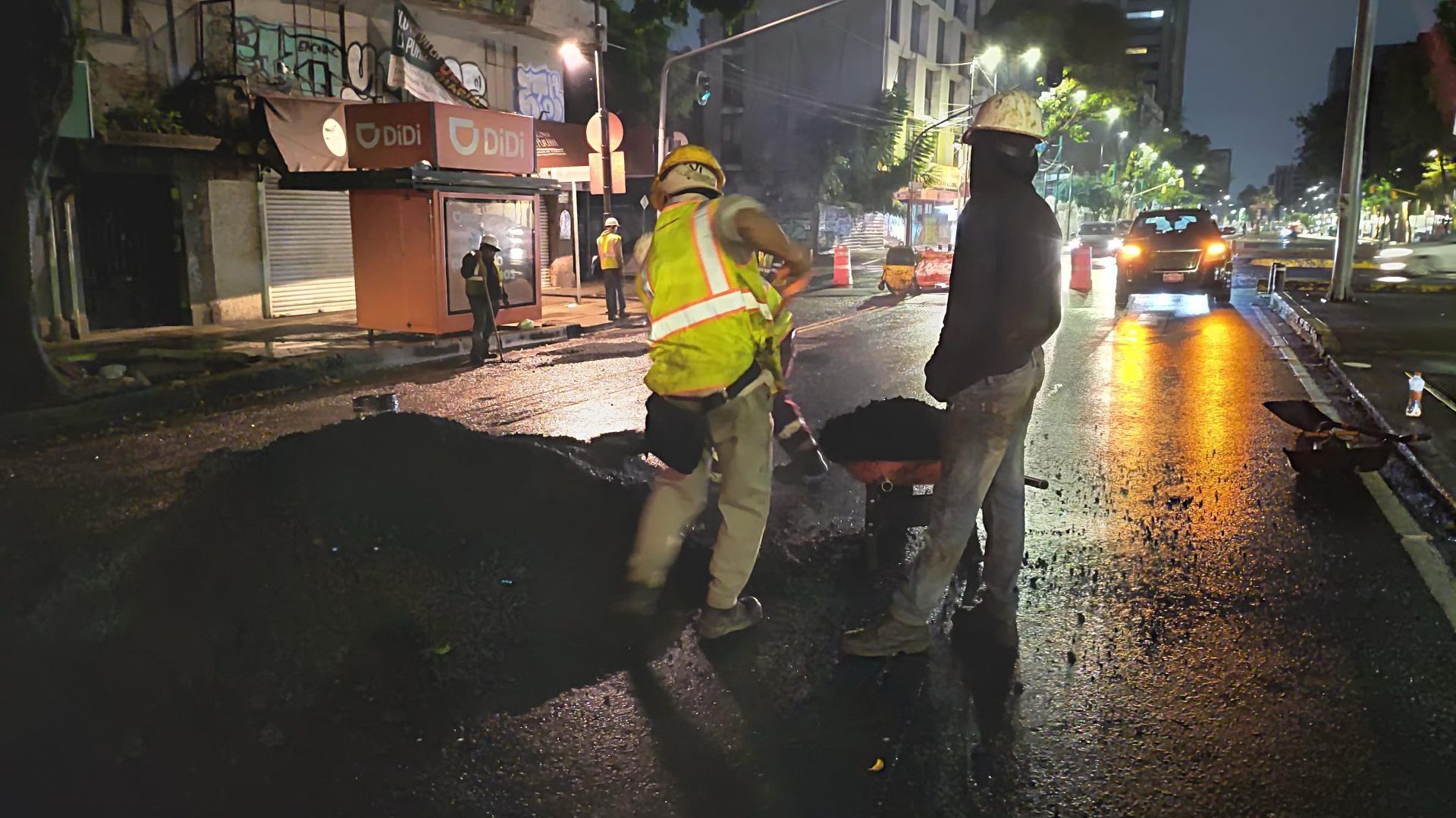Dos trabajadores laboran en la noche.