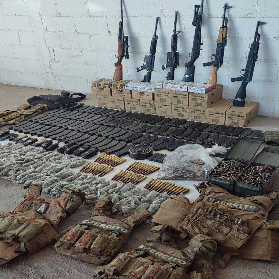 Decomisan Armas, Explosivos, Vehículos y Drogas en El Sásabe en Sáric