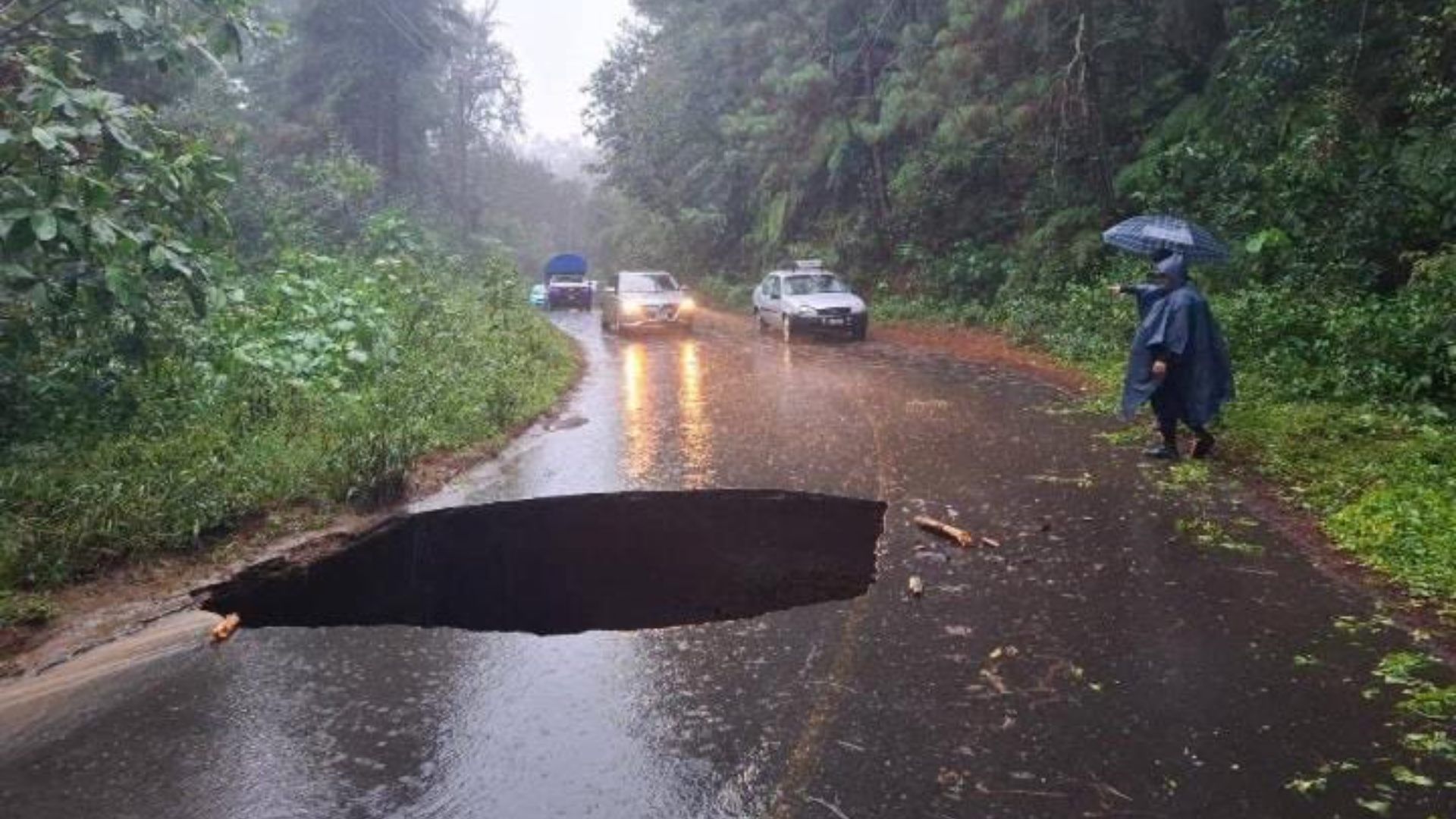 Socavón y Derrumbes Provocados por Fuertes Lluvias Carreteras Sierra Norte Puebla